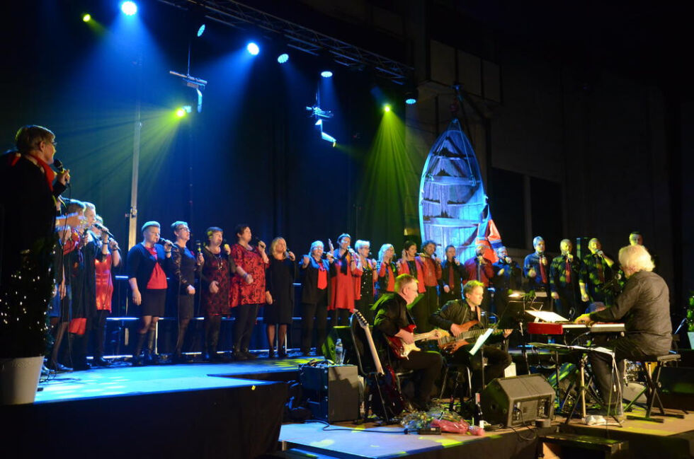 SPREK GJENG. Chorus Novus er kjent for å være et sprekt popkor, noe de også viste på lørdagens konsert på Slipen Scene. De hadde plukket et spennende repertoar og med en enkel og velfungerende regi satt det som et skudd. Alle foto: Sverre Breivik
 Foto: Sverre Breivik