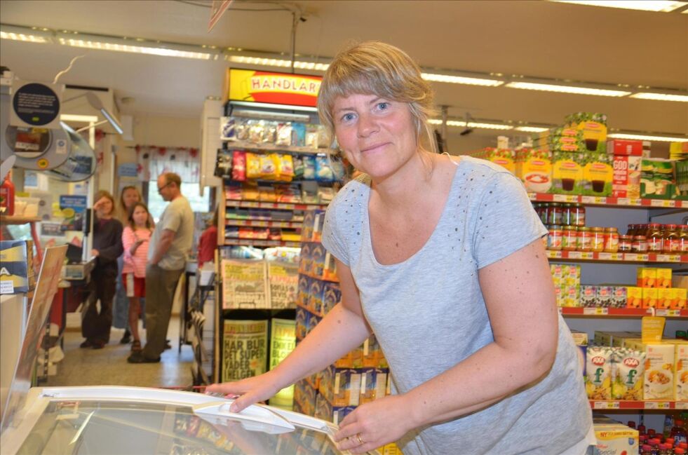 JUBILEUM. Anne-Kirsti Westerlund (45) har drevet kolonialbutikk i Jäckvik i 20 år. Først sammen med svigerinnen Ulrika, men siden januar 2008 har hun eid og drevet den alene. Alle foto: Sverre Breivik