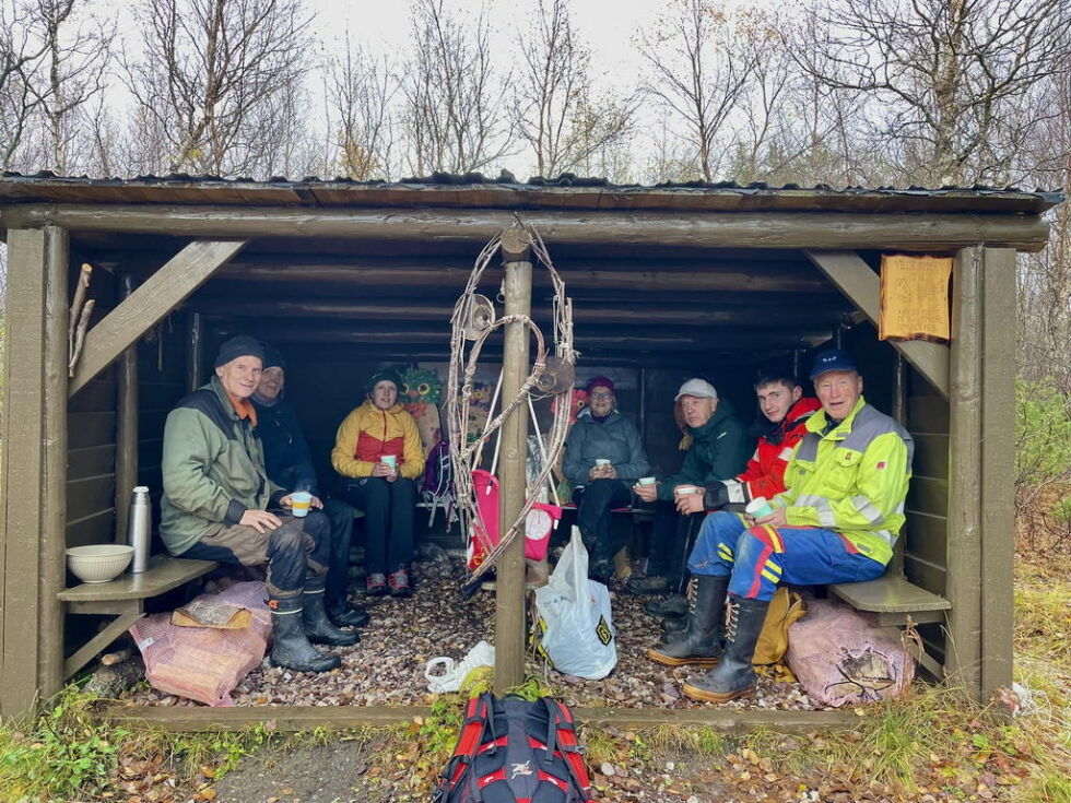 SOSIALT. De trengs flere hender for å jobbe med prosjektet, og de som er med skryter av det sosiale med å være på på fellesjobben.
 Foto: Hauan Aktivitetssenter