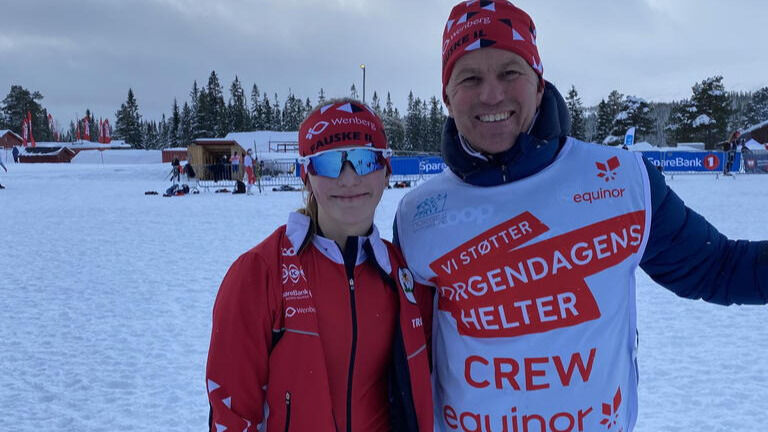 FORNØYD. Både Kaja Risvoll Amundsen og pappa Kristian kunne smile godt etter Hovedlandsrennet i Meråker der Kaja gikk inn til en imponerende 10. plass i klassisk lørdag.
 Foto: Fauske IL ski