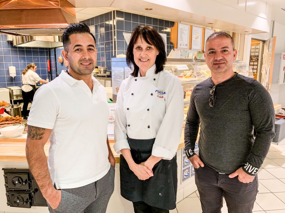NY. Jafar Rasouli er ny daglig leder på Focus Café, her sammen med kjøkkensjef Lisbeth Hansen og den nye eieren Azad Narsti.
 Foto: Linn Braseth-Gulliksen