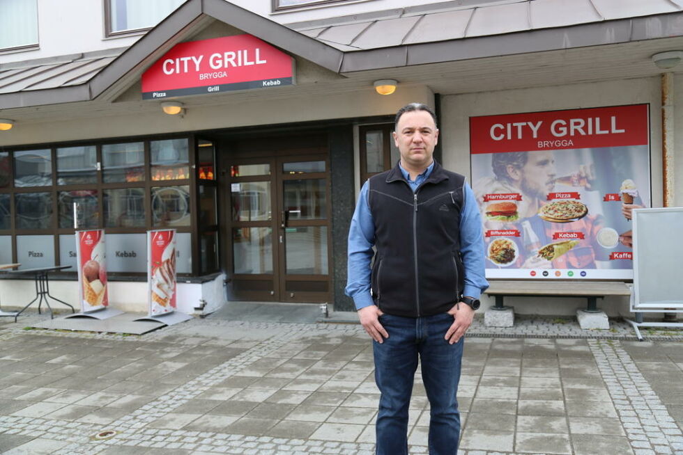 PÅ FLYTTEFOT. Kerem Anlar foran City Grill gatekjøkken midt i Fauske sentrum da han åpnet restauranten.
 Foto: Bjørn L. Olsen (arkivfoto)