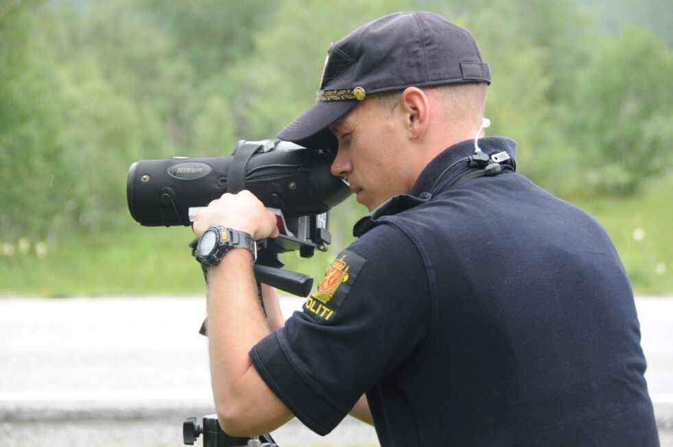 FØLGER MED. Politibetjent Verner Svendsen fra Fauske lensmannskontor i gang med laserkontroll. Arkivfoto: Frida Kalbakk