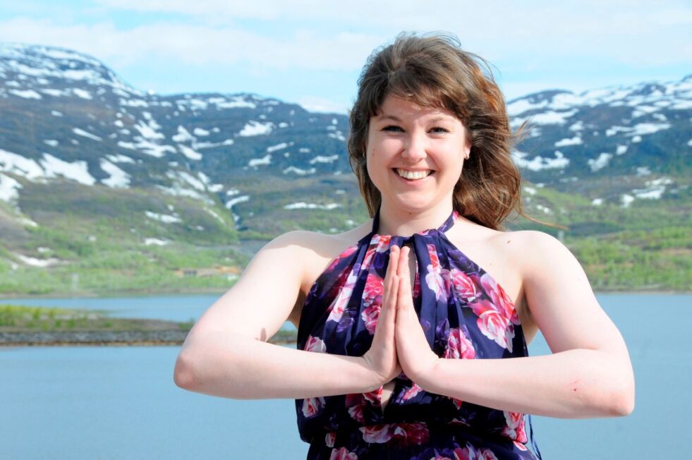 YOGA OG LEK. Linn Synnøve Normann Godtfredsen mener at også barn kan ha nytte av yoga. I den anledning har hun invitert Tove Kvanmo nordover for å holde kurs i nettopp dette. Foto: Maria Trondsen