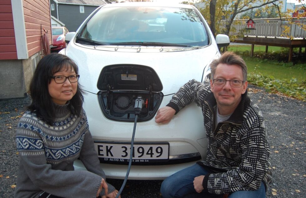 AMERIKANER. Ellen Karlsen Dahl og Lase Gausen Dahl er godt fornøyd med sin amerikansk-produserte Nissan Leaf. Foto: Stig Bjørnar Karlsen