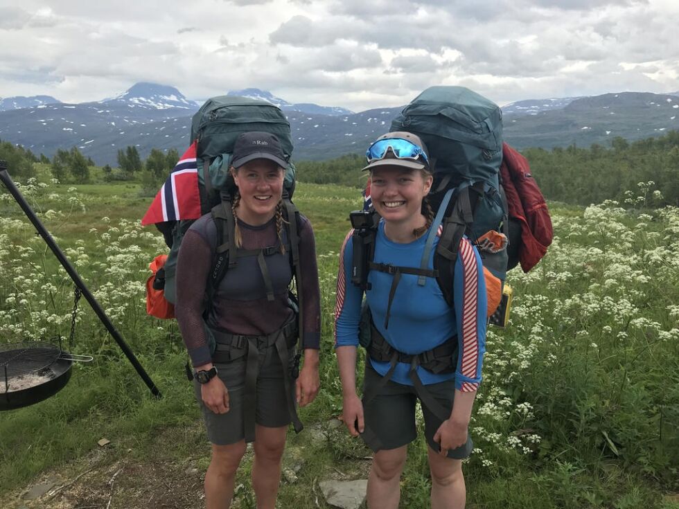 FJOLLSTEFJELLS. På Instagramkontoen @fjollstefjells kan du følge Sunniva og Erna Margrethe på veien mot Lindesnes. Her er de på Jakobsbakken i Sulitjelma.
 Foto: Espen Johansen