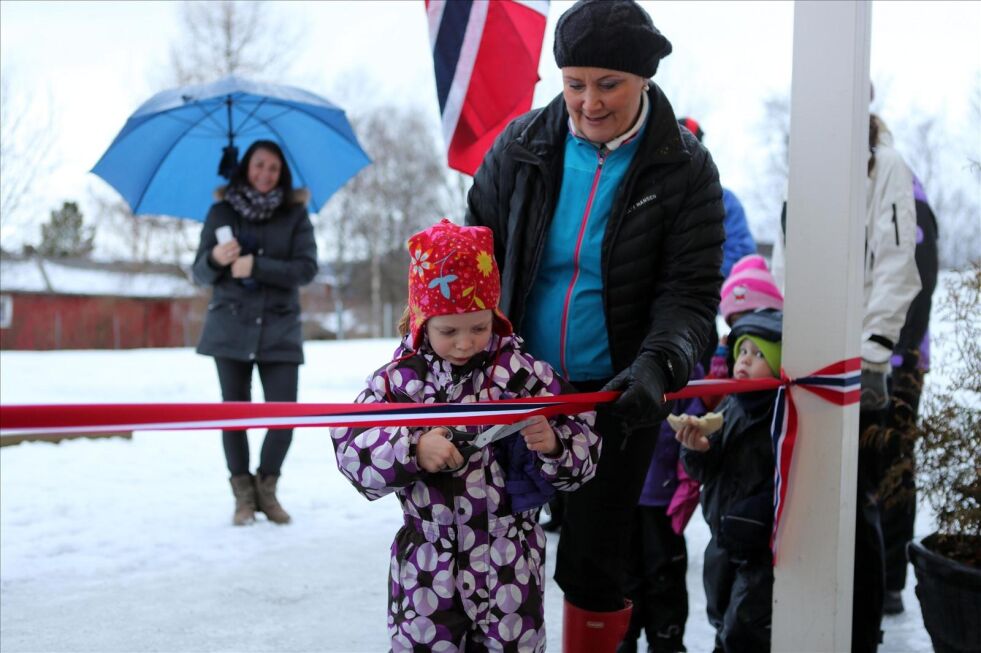 SNORKLIPP. Det var 5 år gamle Jenny Josefine Noresjø som fikk æren av å åpne folkehelseuka 2013 sammen med fylkesråd for folkehelse, Hild-Marit Olsen. Foto: Bjørn L. Olsen