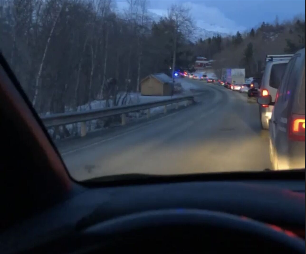 Vei stengt etter ulykke i Nordvika.
 Foto: Privat