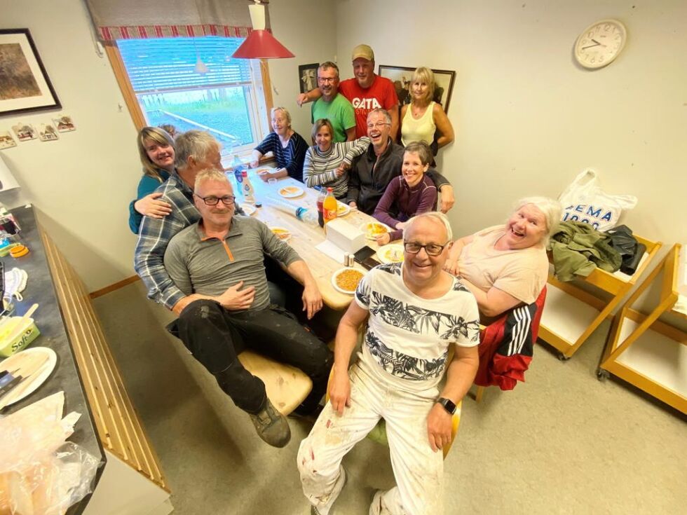 MUNTER PAUSE: Det ble jovialt rundt matbordet midtveis på dagen lørdag. Her ser du Åshild Zakariassen, Tove Zakariassen, Arild Jensen, Lena Eide, Ninni Pedersen, Harald Mortensen, Roger Helin, Sissel Brevik, Sten Skjellhaug, Helge Zakariassen, Stein Martinussen og Tone Helin. Rigmor Moseng er også på bildet, men litt vanskelig å se der bak til venstre mot vinduet.
 Foto: Kenneth Strømsvåg