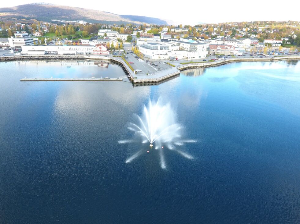 VÅR. Når fontenen i Fauskevika i Skjerstadfjorden er i gang igjen er det vårstemning i byen.
 Foto: Espen Johansen