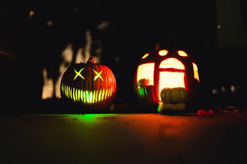 Det planlegges flere Halloween-fester, men ungdommene frarådes å delta på de.
 Foto: Spencer Selover/Pexels