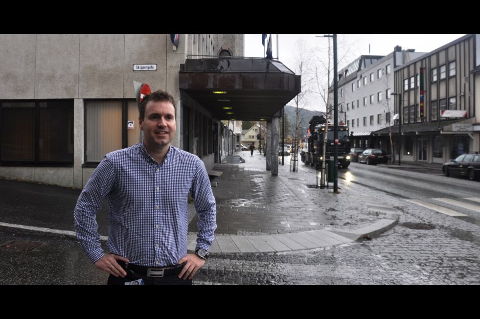 Geir-Terje Hansen foran bankbygget som har eksistert siden 50-tallet. - Vi har ikke behov for så stor plass lenger, og vi trenger p-plasser, sier Hansen.
 Foto: Sylvia Bredal