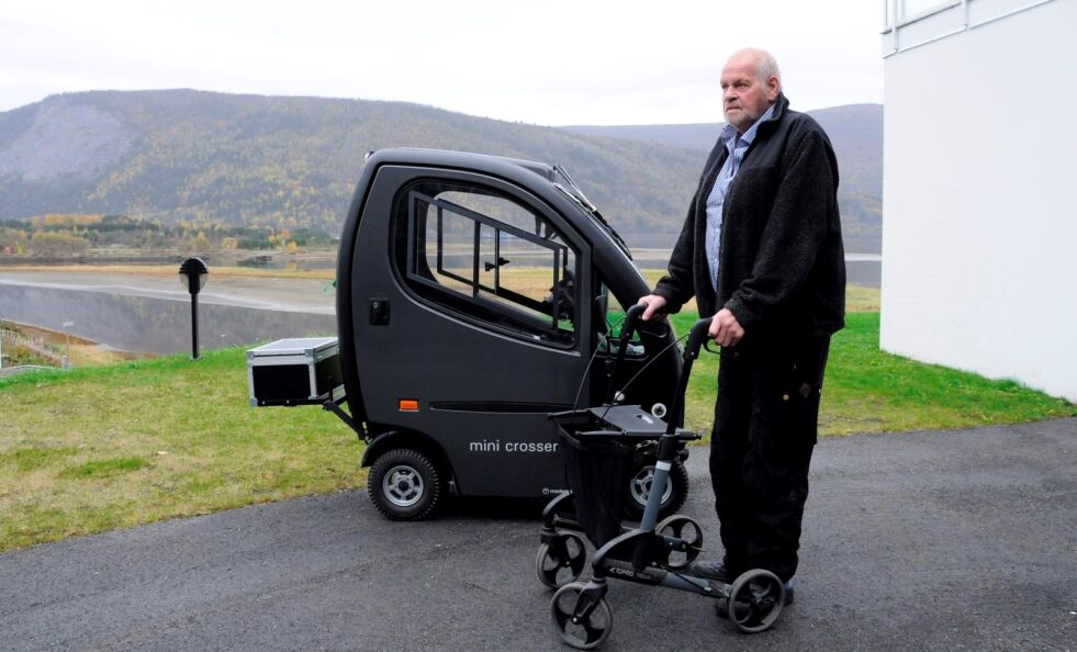 FÅR NYTT KJØRETØY. Egil Grytvik på Rognan fikk seg ny elektrisk utendørs rullestol for noen uker siden. Den var imidlertid for liten og trang for den 80 år gamle mannen. Nå er saken løst og nytt kjøretøy på vei. Foto: Maria E. Trondsen
