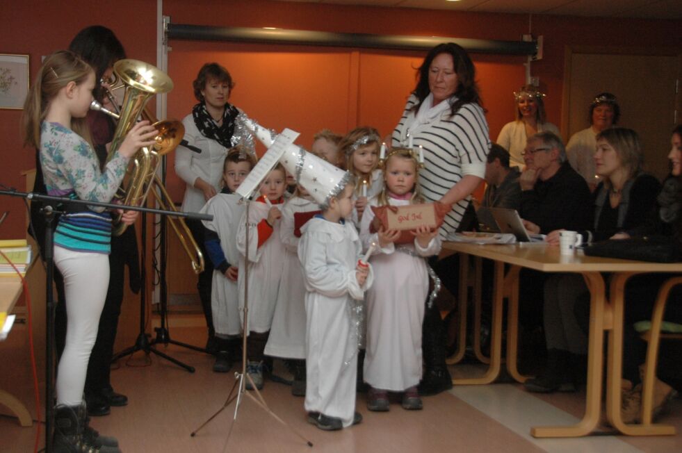 Kommunestyret i Fauske fikk musikalske gjester på morgenen torsdag.
 Foto: Eva S. Winther