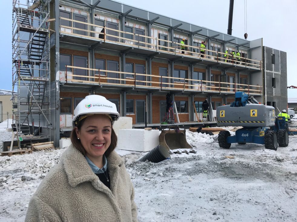 BYGGEPLASS. Prosjektleder Mari Karadas for Nordic smart house foran bygget i Marmorveien der innflyttingen er blitt to uker forsinket.
 Foto: Frank Øvrewall