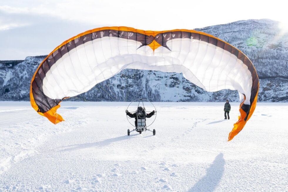 FULL FART. Thomas Fjellstad gjør et forsøk på å ta av i sin paramotor med trike ute på det islagte Nervatnet. Foran står instruktør Ole Vidar Andreassen. Alle foto: Lars Martin Hunstad