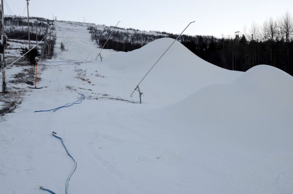 MENGDER. All snøen i Holtanlia er umulig å få dosert ut til den planlagte åpningen lørdag. Nå blir det søndagsåpning i stedet. Foto: Espen Johansen