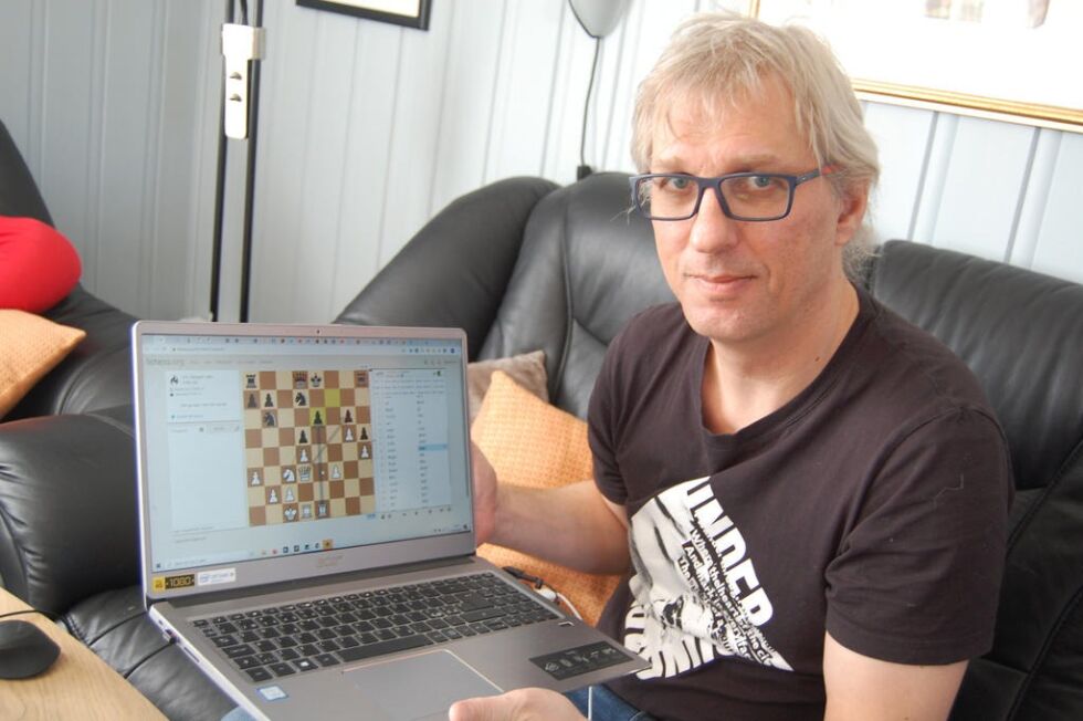 AKTIV. Espen Larsen er en av de som i disse dager er med i flere sjakkturneringer i løpet av uka. Han og de andre i Fauske sjakklubb vil gjerne ha med enda flere.
 Foto: Stig Bjørnar Karlsen