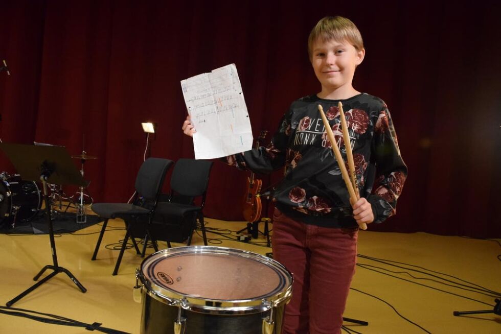 KOMPONIST. Klara Larsen (10) fra Straumen framførte sin egenkomponerte trommevise på kulturskolens Høstløvkonsert mandag. Alle foto: Eva S. Winther