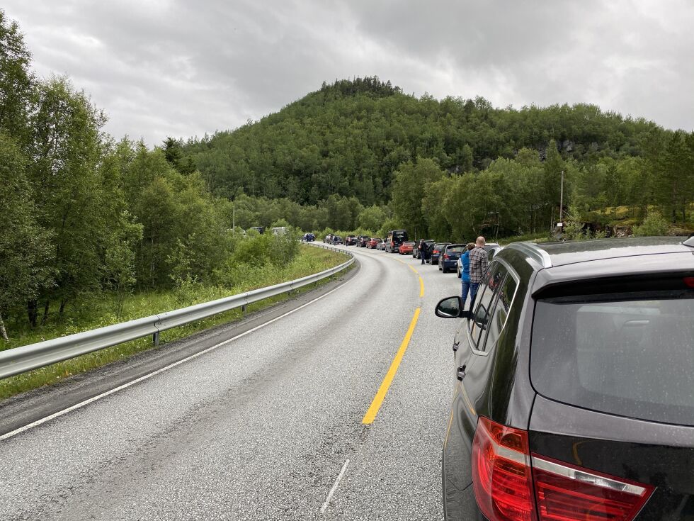 ULYKKE. To biler har frontkollidert ved Grytvikmoen i Saltdal.
 Foto: Helge Simonsen