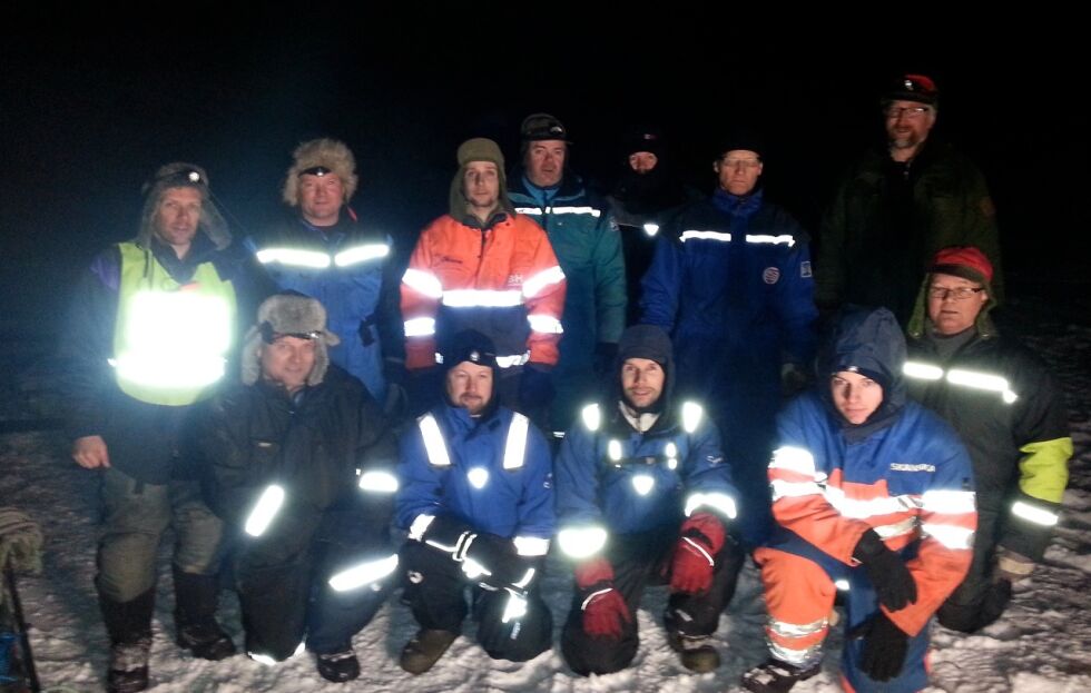 SØRGET FOR VANN. Denne arbeidsgjengen jobbet på fjellet natt til lørdag 29. desember, og sørget for at folk på Strøksnes fikk vann nok til nyttår.
 Foto: Kjell-Terje Sevaldsen