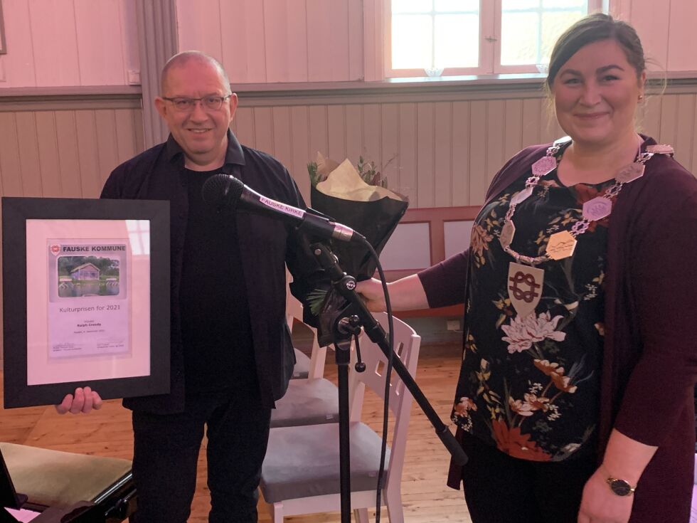 I 2021 var det Ralph Creedy som fikk Fauske kommune sin kulturpris. Ordfører Marlen Rendall Berg delte ut prisen.