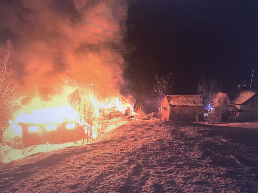 En låve og en fjøs i Sørfold stod i brann natt til søndag.
 Foto: Politiet