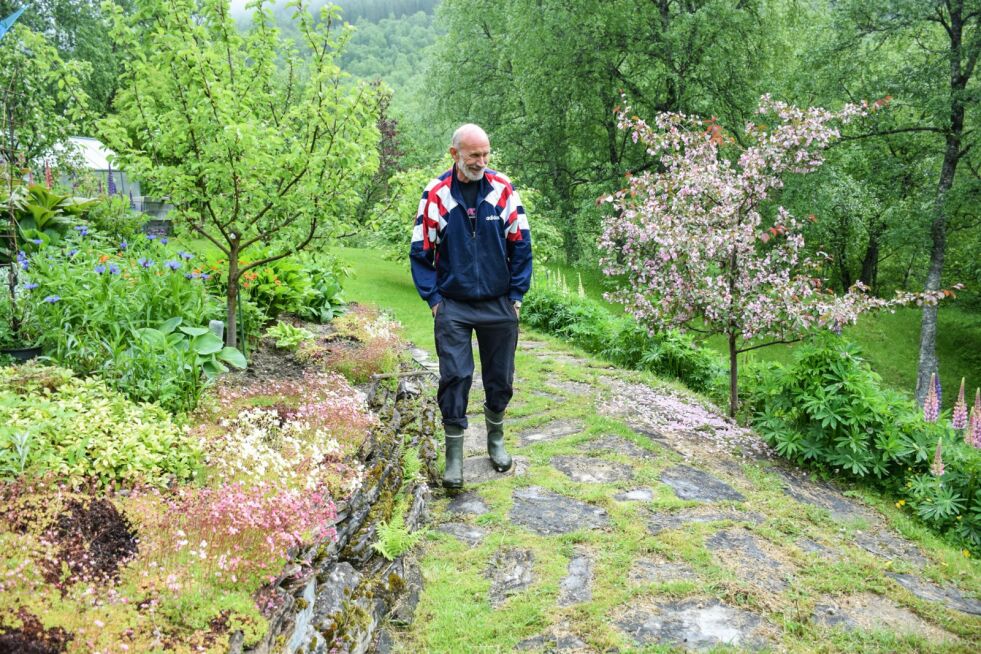 Her er Knut Edvardsen på hjemgården i Saltdal, som ligger på en bakketopp like ved smolt-anlegget han var med å anlegge på 80-tallet.
 Foto: Tarjei Abelsen