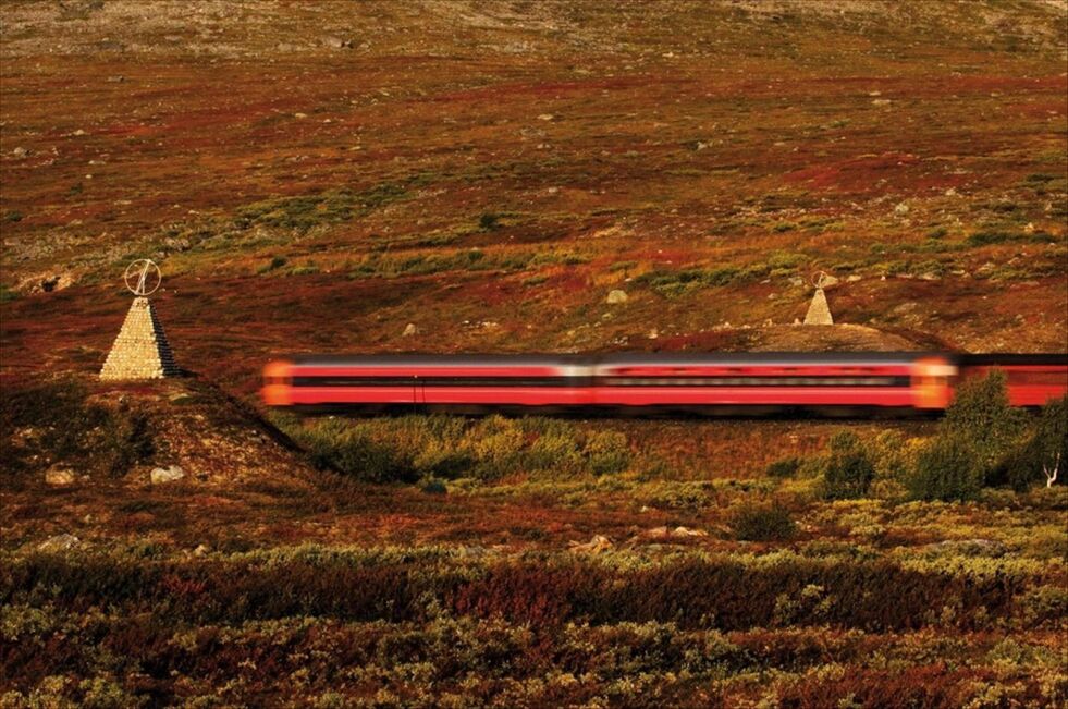 TV-SUKSESS. NSB betrakter «Nordlandsbanen minutt for minutt» som en stor suksess. Her passerer toget Polarsirkelen. Foto: Rune Fossum