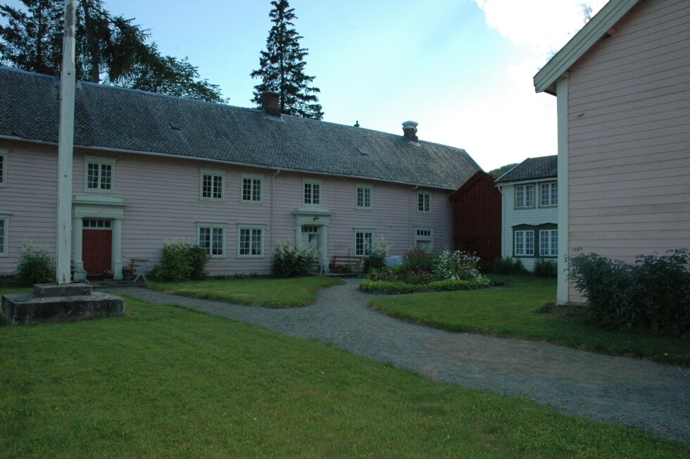 Den gamle hovedgården i Røsvik er fredet. Nå har de fått ekstra tilskudd til en av bygningene som hører til eiendommen. Arkivfoto