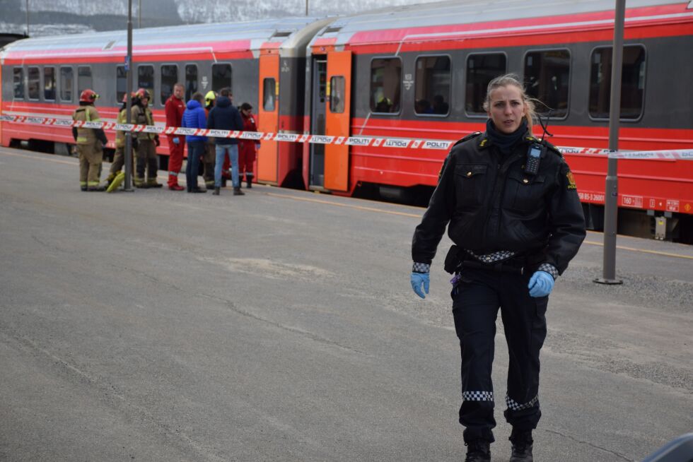 Politi, ambulanse og brannvern var tilstede rett etter en mann ble påkjørt av toget. Ulykken skjedde onsdag ettermiddag. Mannen er bekreftet omkommet.
 Foto: Ina Sand Solli