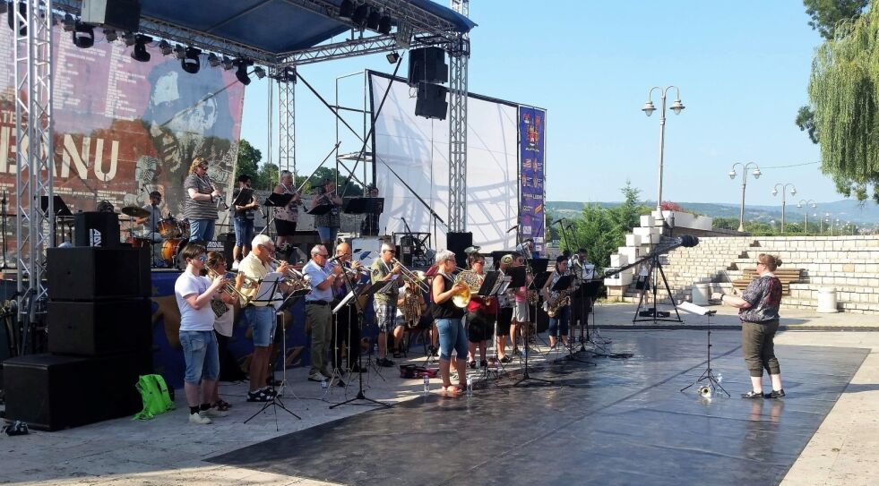 BLANT DE STORE. Rognan hornorkester har deltatt på en jazzfestival i Serbia tidligere denne måneden, og de sto på samme scene som blant annet Manhattan Transfer. Foto: Saltdal kommune