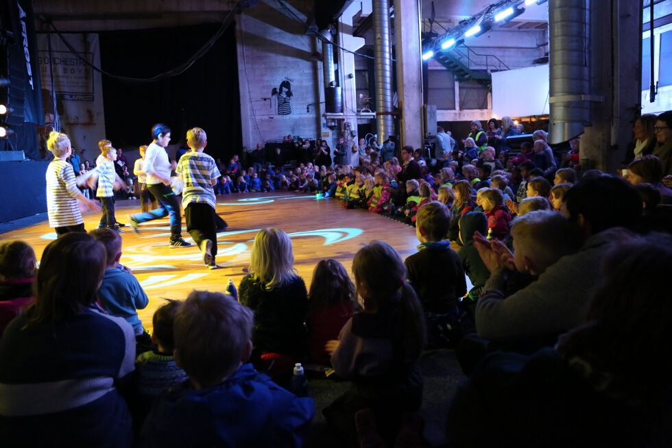 Barnehagebarna fulgte godt med når danseelever fra kulturskolen underholdt dem.
 Foto: Bjørn L. Olsen
