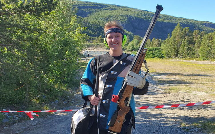 FORNØYD. Vetle Kosmo fra Valnesfjord skytterlag tok turen helt til Alta og årets NNM. - Jeg er veldig fornøyd med stevnet, sier 19-åringen.
 Foto: Robin Kosmo