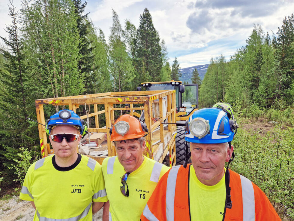 SØRGER FOR AT TOGET GÅR. Anleggsarbeiderne (fra venstre) Jan Fredrik Berg, Torbjørn Solvoll og Roger Benjaminsen utgjør fjellaget som jobber med sikring av tunneler og skjæringer på Nordlandsbanen.
 Foto: Simen Slette Sunde, Bane NOR