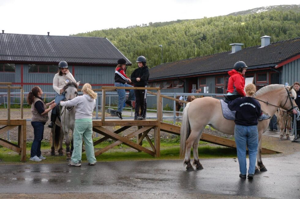 AVVIKLER. Terapiridning har vært ett av tilbudene ved Valnesfjord helsesportssenter. Nå blir rideavdelingen midlertidig avviklet, og det er usikkert hva som skjer framover.
 Foto: Arkiv