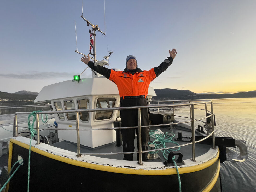 PÅ PLASS HJEMME. Bård Larsen er veldig glad for at den nye båten hans endelig er framme ved kaien på Fauske, etter tre års ventetid.
 Foto: Helge Simonsen