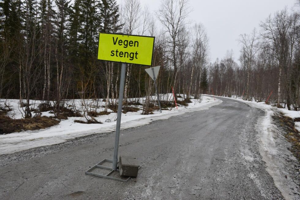 Vassryggveien ved Valvatnet i Fauske kommune er stengt i vårløsninga.
 Foto: Eva S. Winther