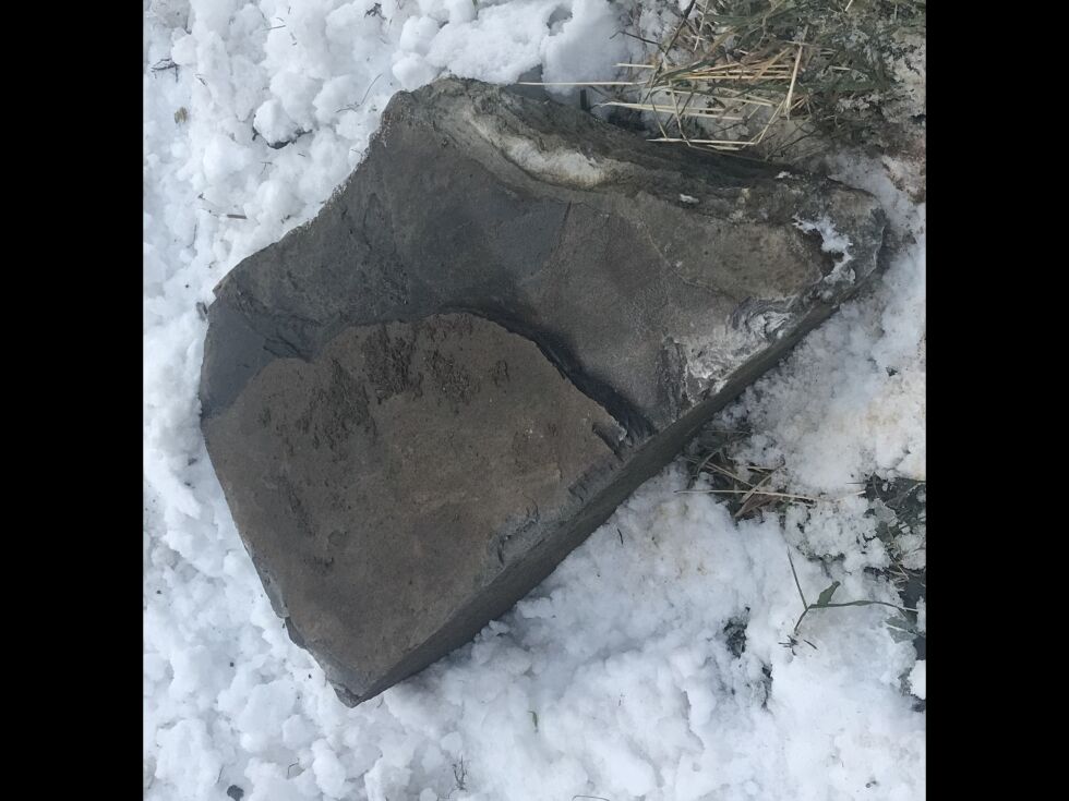 Denne steinen på cirka 1 x 0,5 meter var en av de som raste over veien i Sulitjelma torsdag ettermiddag.
 Foto: Espen Johansen
