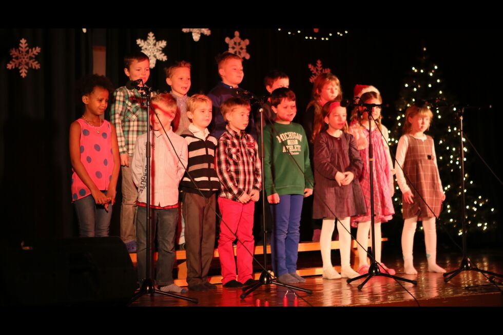 Andreklassen synger "Julen er på vei". En medly av flere julesanger.
 Foto: Bjørn L. Olsen