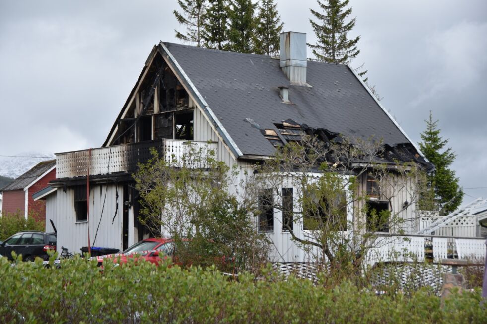 BRANNÅRSAK. Matlaging var årsak til at dette huset i Torggata på Fauske ble totalskadet i brann i sommer. Nå må beboeren betale en bot for uaktsomhet.
 Foto: Victoria Finstad