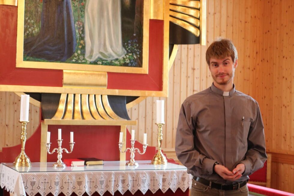 NYPRESTEN. Børge Hatch Fure (27) ble nylig ordinert til prest i Skjerstad og Misvær. Han setter pris på å få jobbe med mennesker, spesielt sjelesorg og ved gravferder, slik han gjorde denne dagen da bildet ble tatt.
 Foto: Monica Johansen