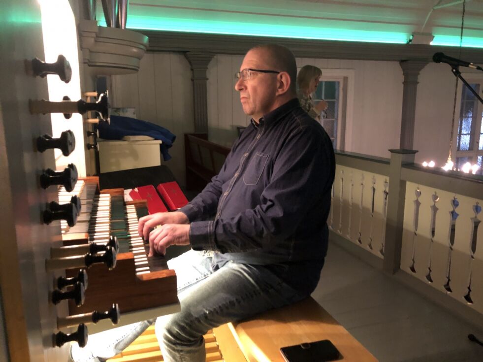 SPILTE OPP. Organist Ralph Creedy spilte på den meget oppegående 25-åringen fra Luleå.
 Foto: Helge Simonsen