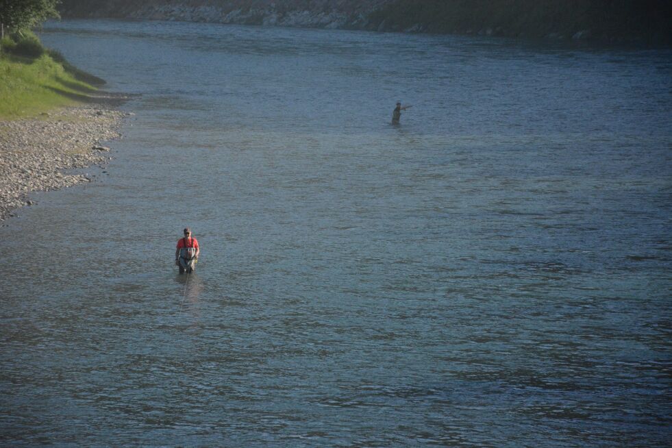 PÅ PLASS. Fiskerne i Beiarelva har fine dager for tida, og det skal fremdeles holde seg pent værmessig i dagene som kommer.
 Foto: Helge Simonsen