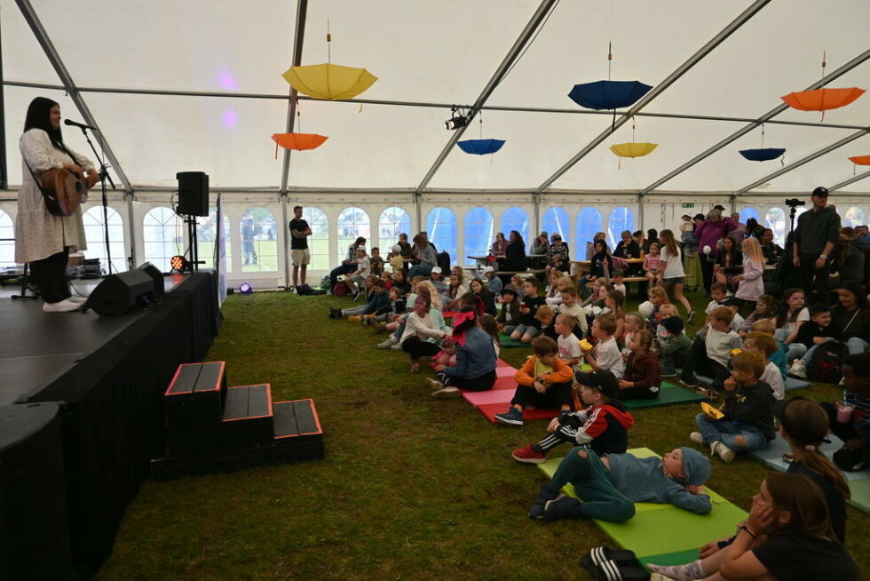 TIL SJØEN. Tonje Unstad tok barna med til sjøen for å oppleve livet i havet på sin konsert under Sommerblå.
 Foto: Stig Bjørnar Karlsen