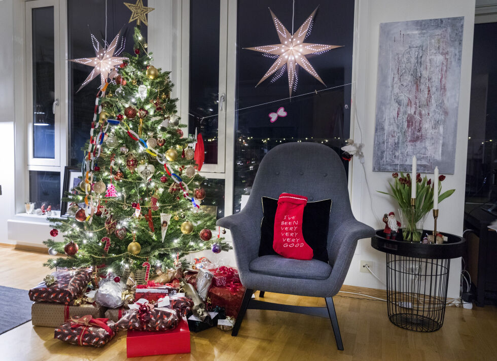 I disse dager pyntes juletrærne, men plastnettet juletreet kommer i, skal ikke i plastsøpla.
 Foto: Gorm Kallestad / NTB