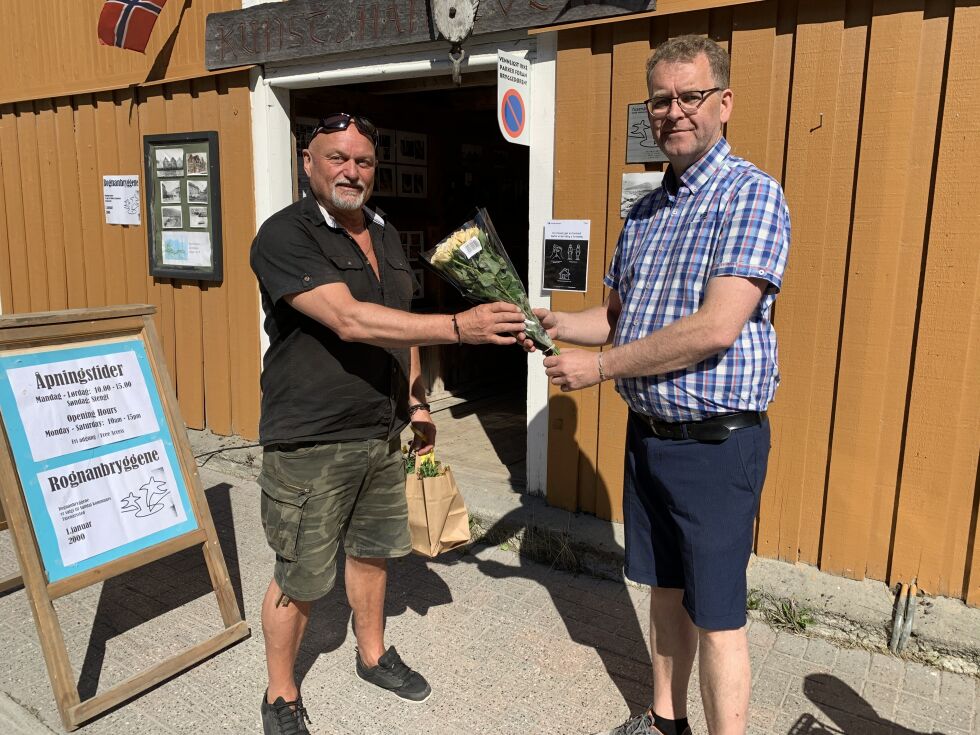 Ulf Bakke (t.v.) fikk blomster fra varaordfører Sverre Breivik da han åpnet bryggene på lørdag.
