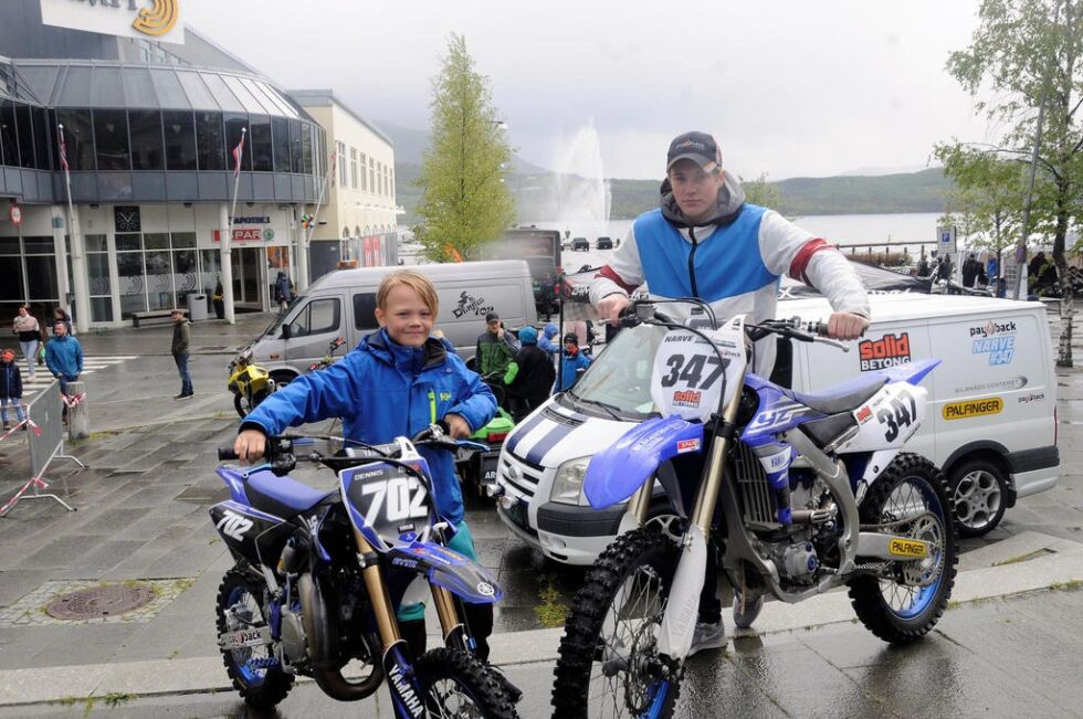 TØFF HOBBY. Dennis Berg Stene (9) og Narve Andre Kristensen (19) elsker fart og spenning og da er motorcross en perfekt fritidsaktivitet. 

Foto: Maria Edvardsen