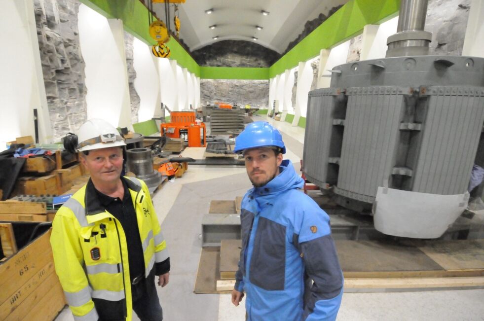 STOR JOBB. Cato Lund til venstre og Andreas Opheim inne i den vel 40 meter lange hallen hvor en av maskinene nå blir oppgradert. Foto: Arild Bjørnbakk