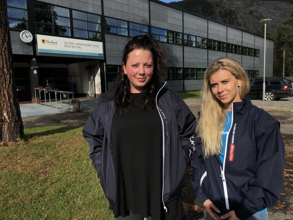 SKOLEMAT. Lone Elvenes (24) og Therese Gjelseth (25) sørger for at elevene ved grunnskolene i Saltdal kan få tilbud om gratis skolemat fra Rognan hotell.
 Foto: Helge Simonsen